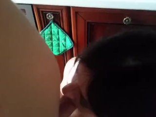 Зрелка встретила парня студента на кухне и удивила смачным минетом