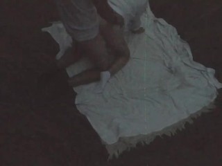 В лесу красотка встала раком и дала другу себя отодрать